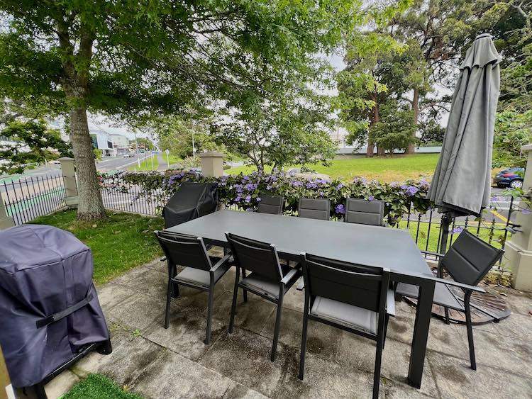 Outdoor area with BBQ, chairs, table, umbrella - Opposite the domain